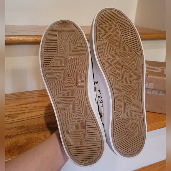 NEW OTBT White, Black, & Gold Leather Sneakers - Picture 2 of 5